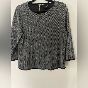 W5 size large black and white womans top.